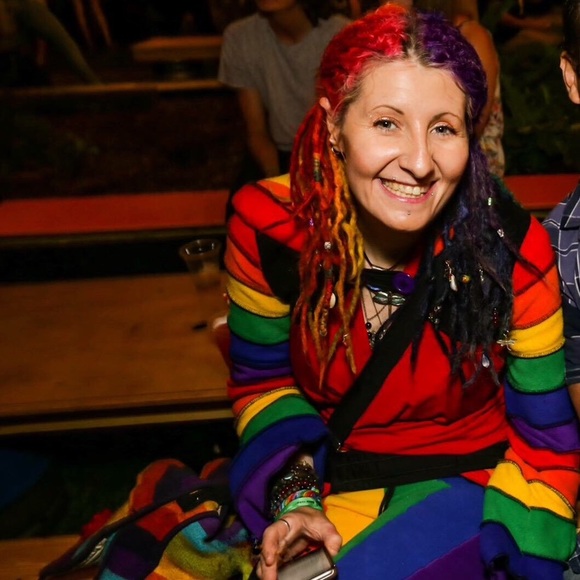 Meet your Posher, Jakki - Picture 3 of 5